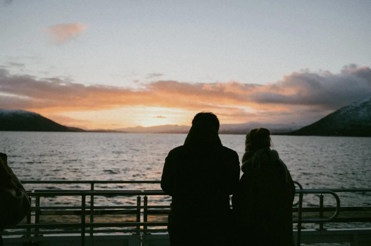 To personer som ser utover havet